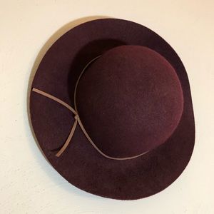 Maroon hat.
